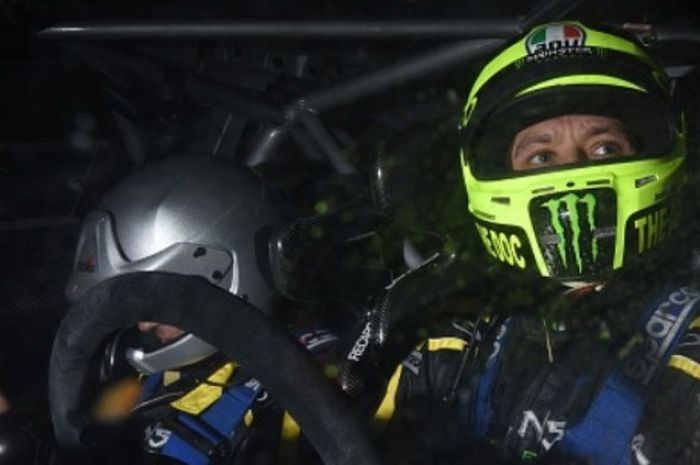 Pebalap MotoGP, Valentino Rossi, tampil pada ajang reli di Monza, Italia, 28 November 2014. Pada balapan ini, Rossi mengemudikan mobil Ford Fiesta RS WRC.