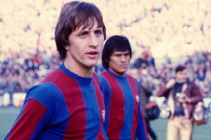 Johan Cruyff saat masih memperkuat FC Barcelona.