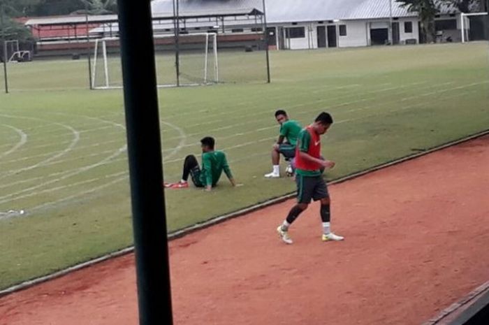 Gelandang timnas U-22 Indonesia, Evan Dimas tampak meninggalkan rekan-rekannya lebih dulu saat latihan di lapangan Sekolah Pelita Harapan, Karawang, Tangerang pada 9 Agustus 2017. 