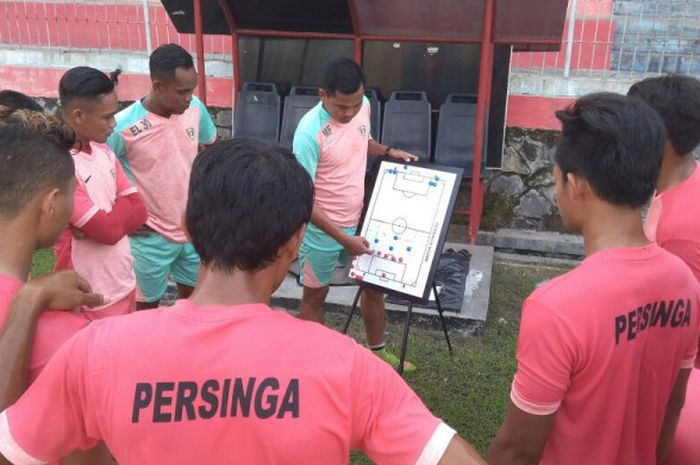 Pelatih Persinga, M Fakhruddin (tengah) memberikan instruksi kepada para pemain skuat Laskar Ketonggo di Stadion Ketonggo, Kabupaten Ngawi, Jumat (16/3/2017). 