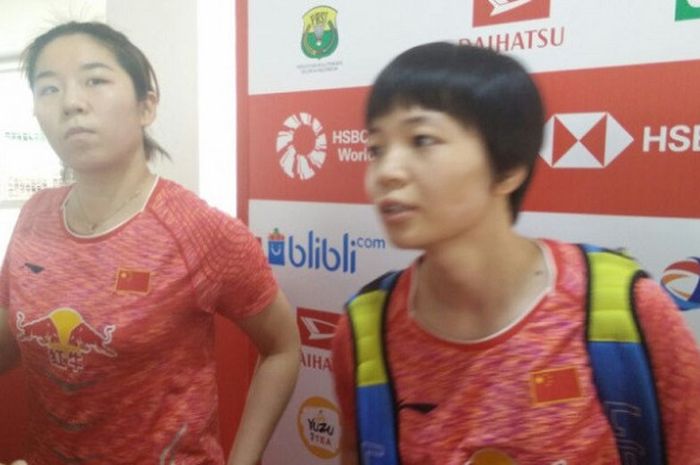 Pasangan ganda putri China, Chen Qingchen/Jia Yifan, menjawab pertanyaan media setelah menjalani babak kedua Indonesia Masters 2018 di Istora Senayan, Jakarta, Kamis (25/1/2018).