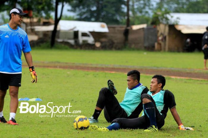 Pelatih kiper sementara Arema FC, Anis Syah, berbincang kepada Joko Ribowo pada sesi latihan tambahan.