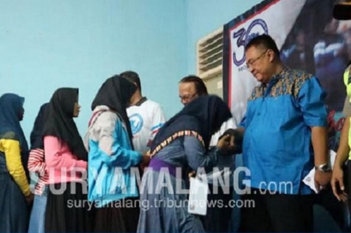 Manajemen Arema FC memberikan santunan kepada Panti Asuhan Al Hidayah Donomulyo, Malang, Jumat (11/8/2017). 