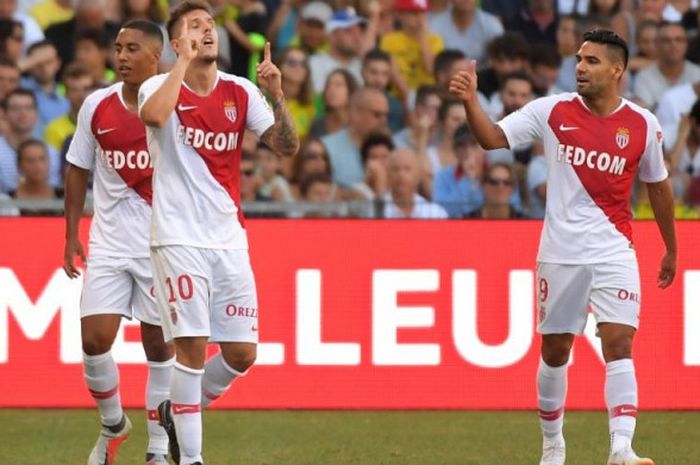 Stevan Jovetic (tengah) dan Radamel Falcao (kanan) merayakan gol AS Monaco ke gawang Nantes FC dalam partai Liga Prancis di Stadion La Beaujoire, Nantes, 11 Agustus 2018.