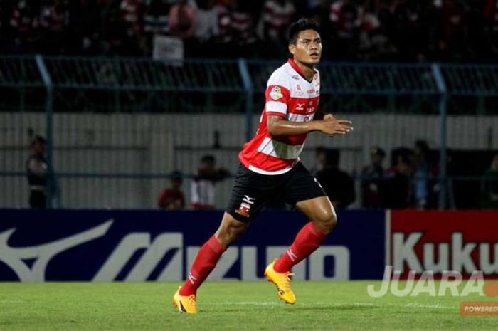 Bek Madura United, Fachruddin Wahyudi Aryanto dalam laga Gojek Traveloka Liga 1 melawan Sriwijaya FC. 