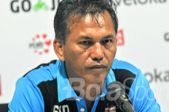 Pelatih caretaker Mitra Kukar, Sukardi, berbicara di hadapan awak media di Stadion Kapten I Wayan Dipta, Gianyar, Minggu (27/8/2017)