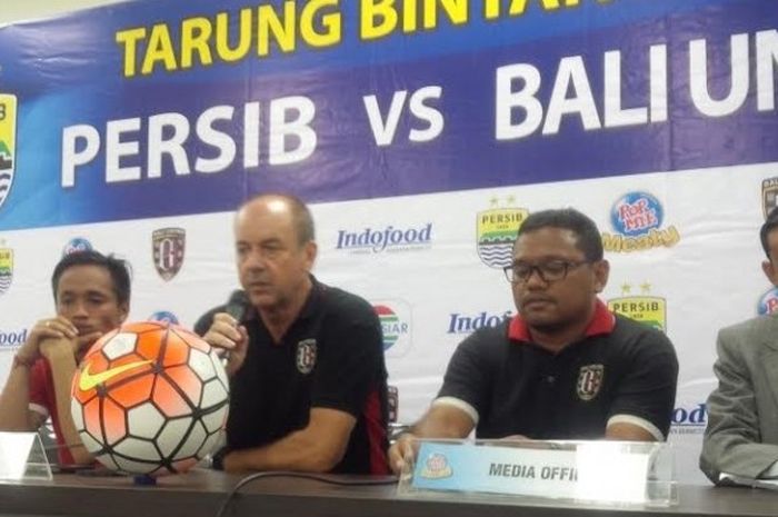 Pelatih Bali United, Hans-Peter Schaller (dua dari kiri) memberikan keterangan ke media seusai timnya mengalahkan tuan rumah Persib pada laga uji coba di Stadion Gelora Bandung Lautan Api (GBLA), Kota Bandung, Sabtu (8/4/2017).