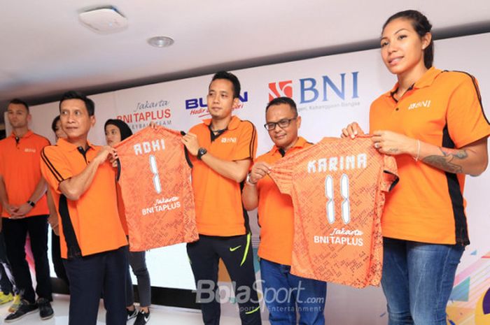 Para pemain Jakarta BNI Taplus berpose dengan jersey yang akan digunakan pada Proliga 2018 di Gedung BNI 46, Jakarta, Jumat (12/1/2018).