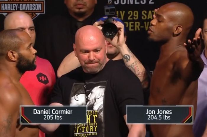 Momen saat kedua petarung main card, Daniel Cormier (kiri) dan Jon Jones (kanan) akan berhadapan di 