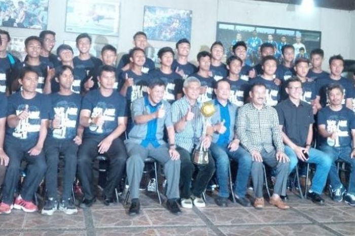Para petinggi PT PBB bersama pemain Persib U-16 merayakan kesuksesan memenangi Liga Pelajar U-16 Piala Menpora 2016 di Graha Persib, Jalan Sulanjana, Kota Bandung, Kamis (15/9/2016). 
