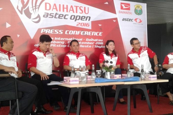 Legenda bulu tangkis Indonesia Susy Susanti, Alan Budi Kusuma, dan Mimi Kurniawan memberikan keterang pers, kejuaraan Bulutangkis Daihatsu ASTEC Open 2016 di Palembang, Selasa (13/9/2016).