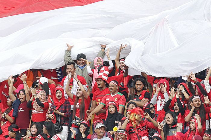 Fans Timnas Indonesia U-22 di Stadion Slayang, Selangor, Minggu (20/8/2017).