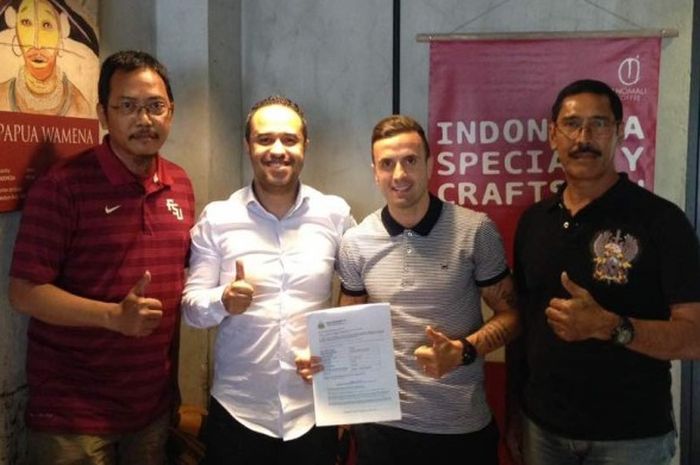 Paulo Sergio Moreira Goncalves (kedua dari kanan) menandatangani kontrak bersama Bhayangkara FC di salah satu kafe di Jakarta Selatan, Sabtu (29/4/2017).