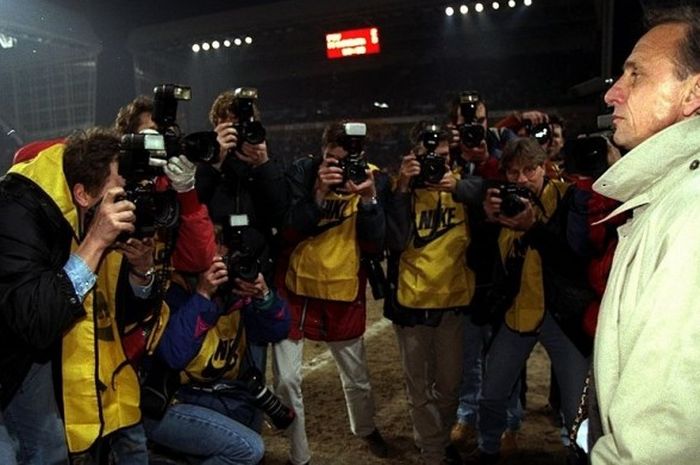 Pelatih FC Barcelona, Johan Cruyff, bersiap mendampingi anak asuhnya dalam pertandingan Piala UEFA kontra PSV Eindhoven di Philips Stadion, Eindhoven, Belanda, 18 Maret 1996.