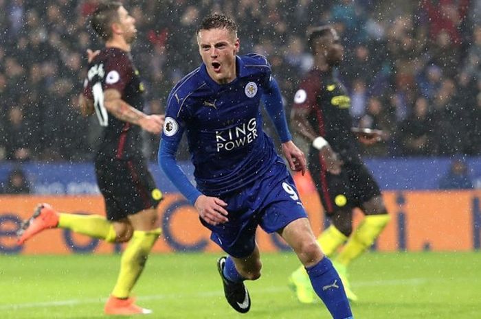 Selebrasi striker Leicester City, Jamie Vardy, seusai mencetak salah satu dari tiga gol yang berhasil ia sarangkan ke gawang Manchester City pada pertandingan Premier League 2016-2017 di Stadion King Power, Leicester, Inggris, pada Sabtu (10/12/2016).