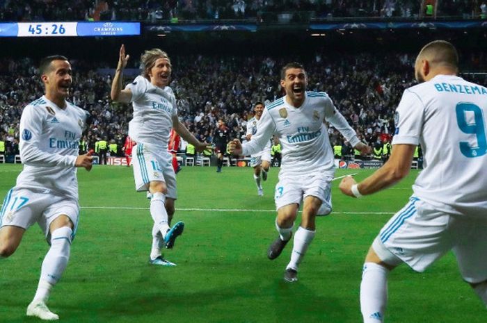 Penyerang Real Madrid, Karim Benzema (kanan), merayakan gol yang dicetak ke gawang Bayern Muenchen dalam laga leg kedua semifinal Liga Champions di Stadion Santiago Bernabeu, Madrid, Spanyol pada 1 Mei 2018.