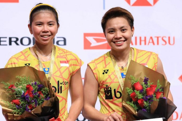 Pasangan ganda putri Indonesia, Greysia Polii (kiri) dan Apriyani Rahayu, berpose usai menjadi runner-up Malaysia Masters 2019 nomor ganda putri di Axiata Arena, Bukit Jalil, Kuala Lumpur, Malaysia, Minggu (20/1/2019).