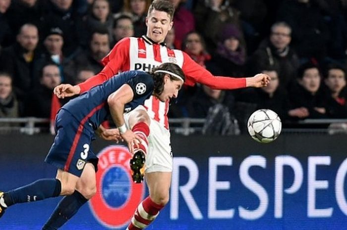 Filipe Luis dan Marco van Ginkel beradu bola saat PSV Eindhoven menjamu Atletico Madrid di Stadion Philips, Rabu (24/2/2016). 