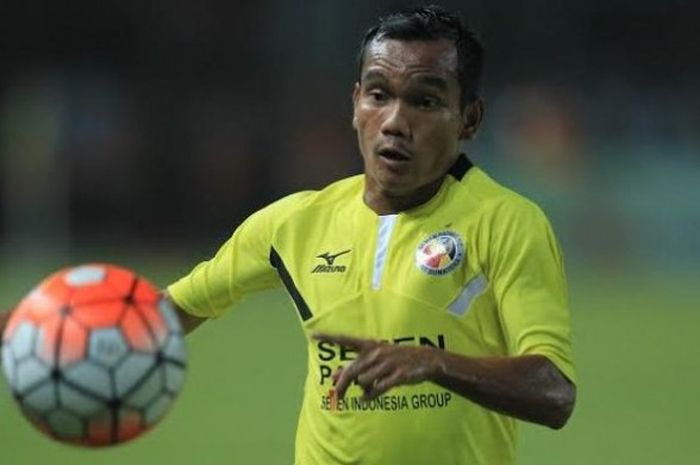 Gelandang serang Semen Padang, Rico Simanjuntak saat membela timnya saat melawan Persija di SUGBK, Jakarta, 8 Mei 2016. 
