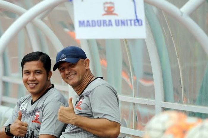 Pelatih Madura United, Gomes de Oliviera (kanan). 