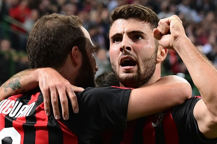 Penyerang AC Milan, Gonzalo Higuain (kiri), merayakan golnya bersama Patrick Cutrone dalam laga Grup F Liga Europa melawan Olympiacos di Stadion San Siro, Milan, Italia pada 4 Oktober 2018.