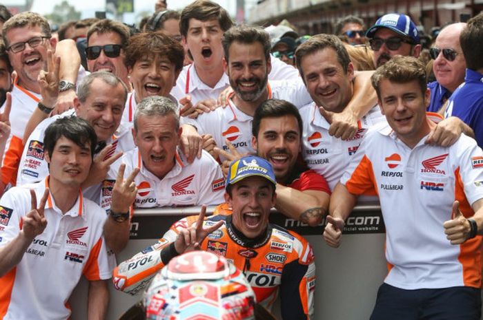 Selebrasi Marc Marquez (tengah bawah) bersama dengan kru tim Repsol Honda usai mengantarkan sang pebalap finis sebagai runner up MotoGP Catalunya 2018, Minggu (17/6/2018).