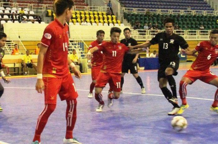Pemain bertahan timnas futsal Myanmar (kaus merah) mencoba menghadang serbuan pilar penyerang timnas futsal Thailand pada semifinal Piala Futsal AFF 2017 di Stadion Phu Tho, Ho Chi Minh City, Vietnam, 1 November 2017. 