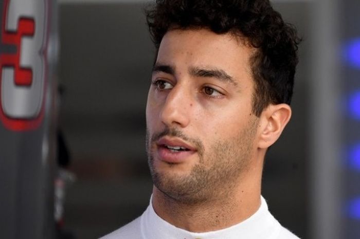 Pebalap Red Bull Racing, Daniel Ricciardo, sedang bersiap di pit sebelum menjalani sesi kualifikasi GP Jepang di Sirkuit Suzuka, Sabtu (8/10/2016).