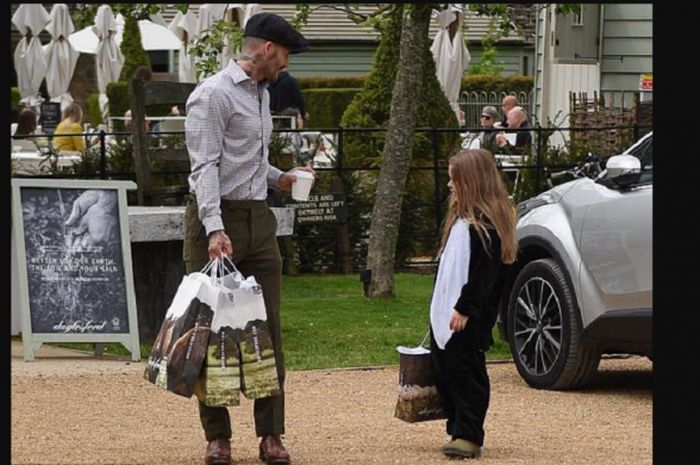 David Beckham bersama sang putri Harper saat berbelanja di Daylesford Organic Farm Shop