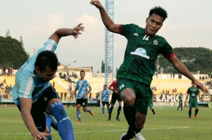 Pemain PSS Sleman, Risky Novriansyah (hijau), saat menghadapi Madiun Putra.