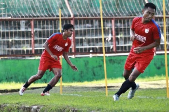 Pemain PSM Makassar, Faturrahman dan Hendra Wijaya (kanan) saat latihan di Stadion Mattoanging, Maka
