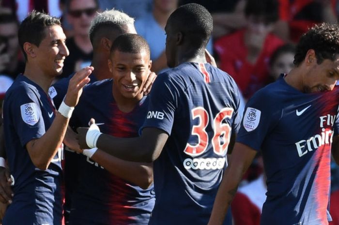 Angel Di Maria (kiri) diselamati rekan setimnya setelah mencetak gol Paris Saint-Germain ke gawang Nimes dalam lanjutan Liga Prancis di Costieres Stadium, Nimes, 1 September 2018.