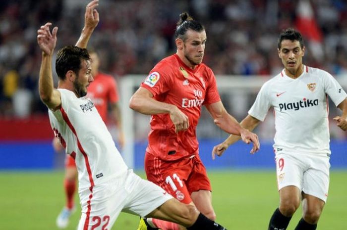 Penyerang sayap Real Madrid, Gareth Bale, coba dihalau pergerakannya oleh pemain Sevilla, Franco Vazquez (kiri), dalam partai Liga Spanyol di Stadio Ramon Sanchez Pizjuan, Sevilla, 26 September 2018.