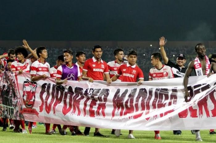 Para pemain Madura United menyapa suporternya pada laga kandang pamungkas TSC 2016 di Stadion Gelora Ratu Pamelingan, Pamekasan, Sabtu (10/12/2016) malam. 