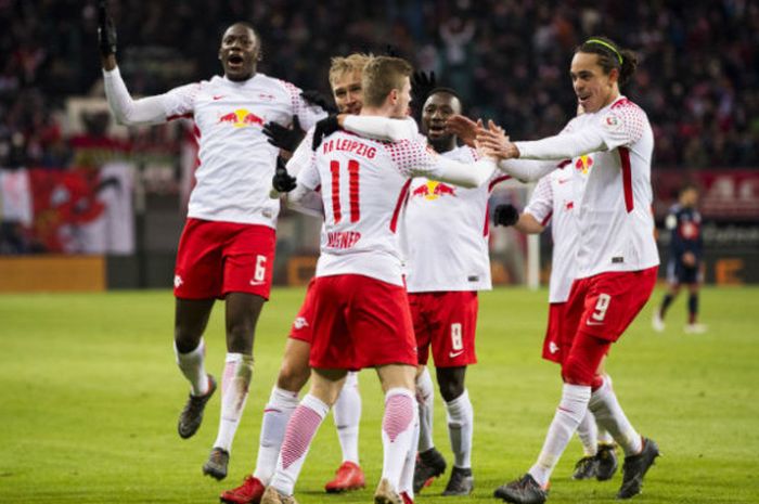 Para pemain RB Leipzig merayakan gol Timo Werner saat mengalahkan FC Bayern Muenchen pada lanjutan Liga Jerman di Stadion Red Bull Arena, Leipzig, Jerman, Minggu (18/3/2018).