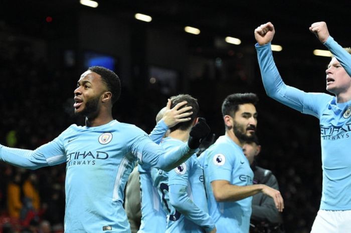 Gelandang Manchester City, Raheem Sterling (kiri) dan Kevin De Bruyne (kanan), merayakan kemenangan atas Manchester United dalam laga Liga Inggris di Stadion Old Trafford, Manchester, pada 10 Desember 2017.