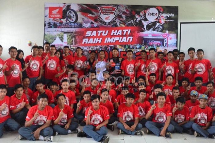 Siswa Sekolah SMA MedikaCom Bandung berpose dalam Tur Honda Dream Cup 2018, Sabtu (21/4/2018).