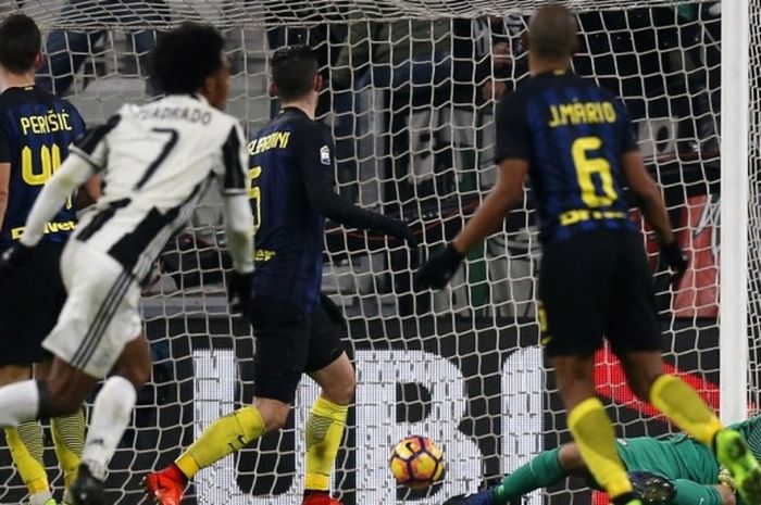  Gelandang Juventus, Juan Cuadrado, mencetak gol ke gawang Inter Milan dalam laga Serie A di Juventus Stadium, Turin, Italia, 5 Februari 2017. 