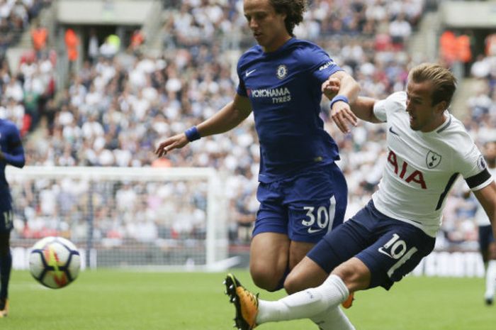 David Luiz berduel dengan Harry Kane dalam laga Chelsea versus Tottenham Hotspur di Wembley Stadium, Minggu (20/8/2017)