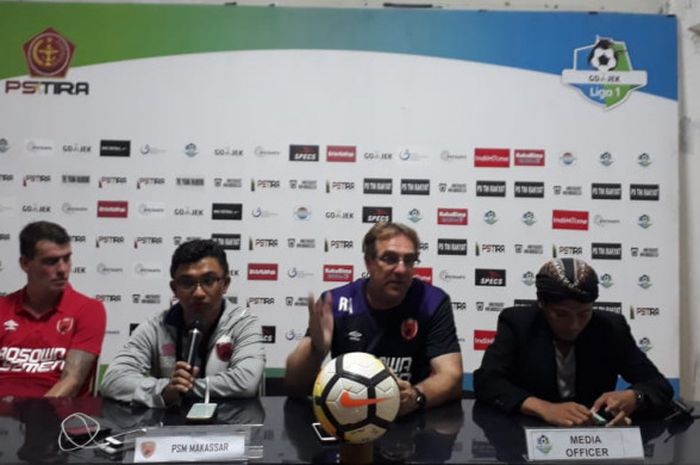Pelatih PSM Makassar, Robert Rene Alberts, ditemani Willem Jan Pluimn memberi keterangan kepada media seusai laga melawan PS Tira di Stadion Sultan Agung (SSA), Bantul, Rabu (19/9/2018).