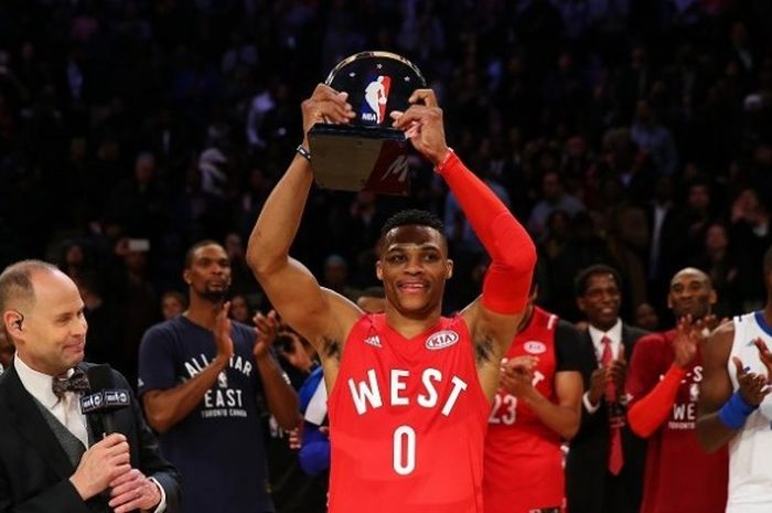 Pemain Oklahoma City Thunder, Russell Westbrook, mengangkat trofi pemain terbaik (MVP) setelah tampil pada laga NBA All-Star di Air Canada Center, Minggu (14/2/2016).