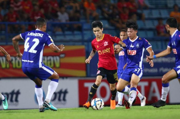 Penyerang PTT Rayong, Saharat Kanyaroj di antara empat pemain Chiangmai FC pada lanjutan Liga Thailand 2 2018 di Stadion PTT, Minggu (27/5/2018) malam. 