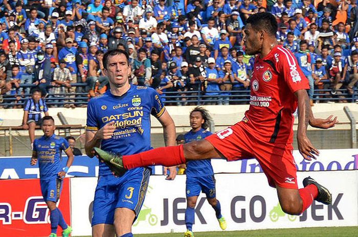 Aksi gelandang Semen Padang FC, Vendry Mofu, saat tampil melawan Persib Bandung dalam laga pekan ke-23 Liga 1 di Stadion Si Jalak Harupat, Bandung, Sabtu (9/9/2017).