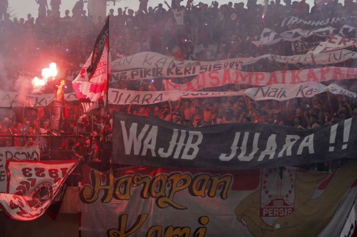 Suporter Pasoepatri saat laga uji coba Persis Solo melawan Bhayangkara FC di Stadion Manahan, Solo, Minggu (25/2/2018)