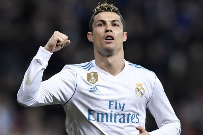 Selebrasi penyerang Real Madrid, Cristiano Ronaldo, seusai mencetak salah satu dari tiga gol ke gawang Real Sociedad dalam pertandingan La Liga Spanyol 2017-2018 di Stadion Santiago Bernabeu, Madrid, Spanyol, pada 10 Februari 2018.