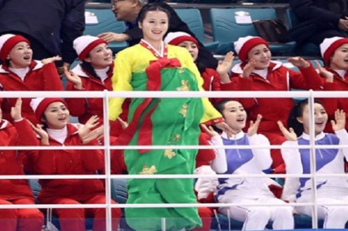 Aksi pendukung tim Korea pada laga hoki es Olimpiade Musim Dingin PyeongChang 2018 yang digelar Sabtu (10/2/2018).