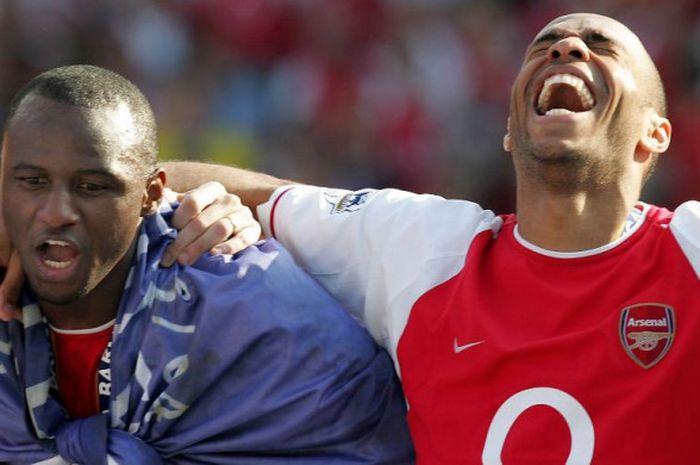 Pemain Arsenal, Patrick Vieira dan Thierry Henry, merayakan keberhasilan timnya memenangi Liga Inggris di Stadion Highbury, London pada 15 Mei 2004.