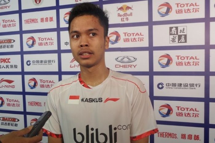Tunggal putra Indonesia, Anthony Ginting, setelah meraih kemenangan 21-18, 21-19 atas pemain Thailand, Adulrach Namkul, pada pertandingan kedua penyisihan Grup B Piala Thomas di Kunshan Sports Centre, Selasa (17/5/2016).