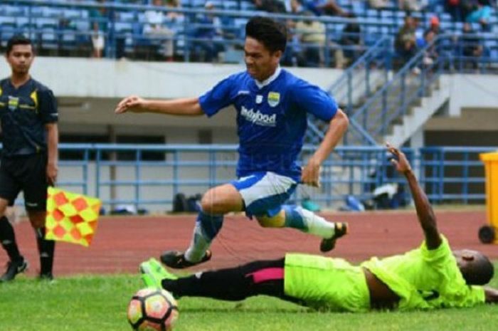 Pemain Persib U-19 Muhammad Wildan berhasil lolos dari tekel pemain Pantai Gading di Stadion Gelora Bandung Lautan Api, Kamis (12/8/2017)