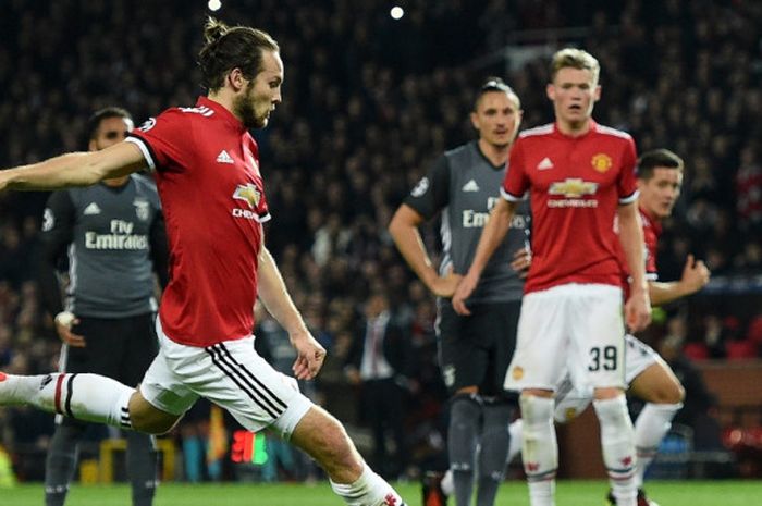 Pemain Manchester United, Daley Blind, mencetak gol penalti ke gawang Benfica dalam laga Grup A Liga Champions di Stadion Old Trafford, Manchester, Inggris, pada 31 Oktober 2017.